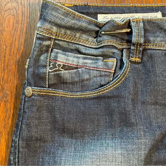 Yes Zee Ladies 31” Cropped Fringed Slim Fit Distressed Blue Jeans Button Closure - Picture 4 of 11